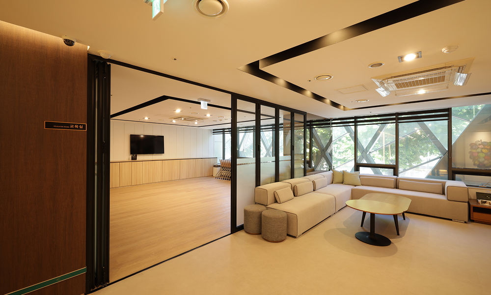 LOUNGE